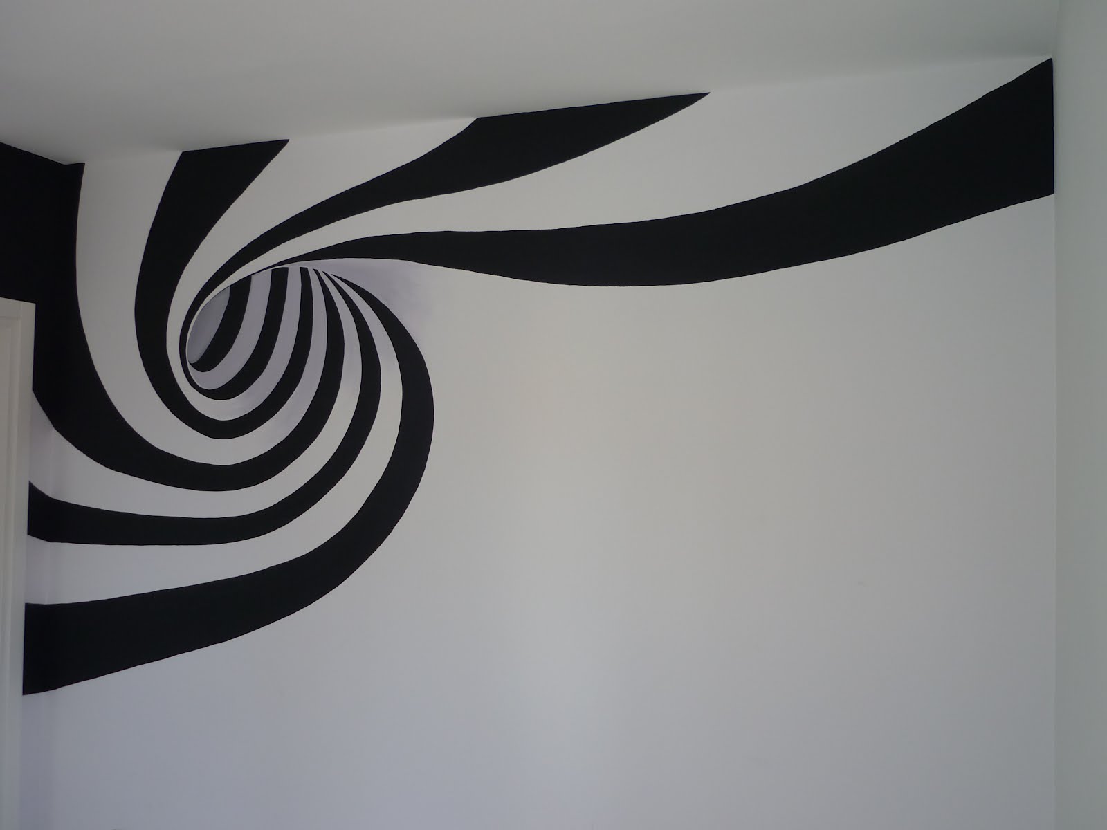 A ¨ una ragazza fantasiosa ed appassionata di design Appena ha visto il disegno di questa spirale si ¨ subito affezionata all idea per decorare le pareti