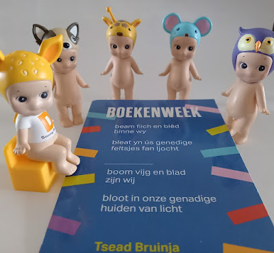 De Angels staan rond een kaartje met het kinderboekenweekgedicht van Tsead Bruinja