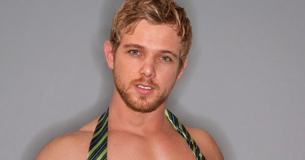 Malecelebritiesnaked Blonds Really Do Have More Fun Max Thieriot