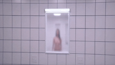 gif Margaret Qualley the sustance miroir mirror