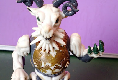 Figura de ação articulada do Robot Goat , inimigo dos Power Rangers, com cauda  que estica o pescoço e mexe os braços - Bandi 94 - 13cm de altura R$ 20,00