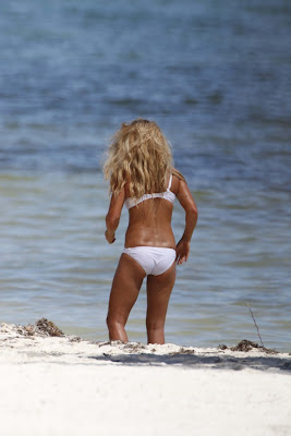 HOT MODEL Geri Halliwell doing BIKINI Photoshoot from beach