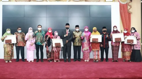 Gubernur Mahyeldi Serahkan Penghargaan Kepada 19 Perempuan Sumbar Berjasa dan Berprestasi