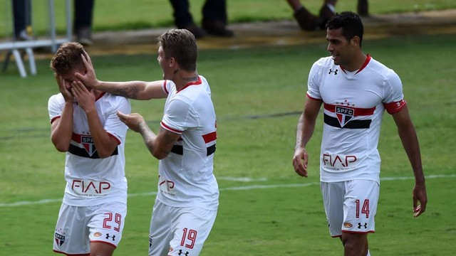 São Paulo estreia com time reserva e leva três pontos para casa