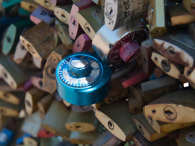 jiemve, le temps d'une pose, Paris, cadenas, passerelle Léopole Sédar-Senghor