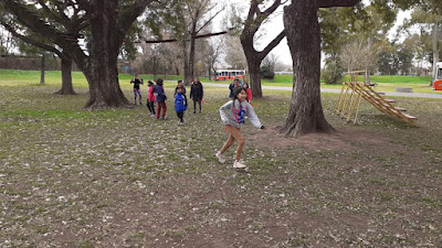 Foto 6: Alumnos corriendo en el parque.