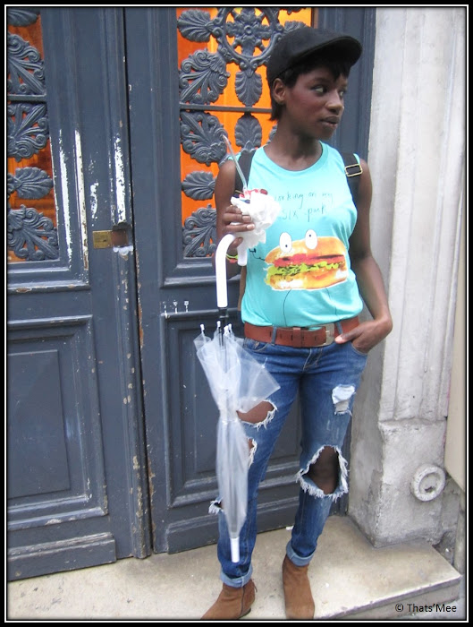 style titi parisien gavroche, jean troué bershka, t-shirt H&M hommes burger, parapluie transparent , glace fraise yogurt factory, boots daim River Island