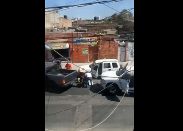 Video: Sicarios en dos camionetas cierran el paso a otra en Guadalajara, Jalisco valiéndose de sur armas largas comienzan a golpearlos y patearlos en el piso