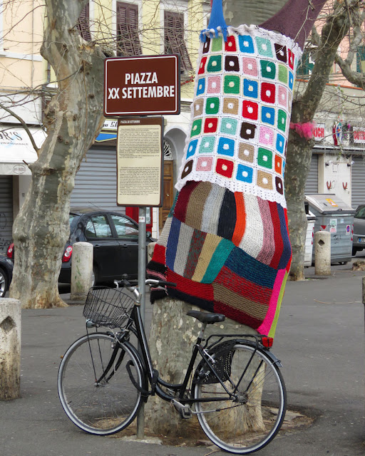 Tree sweater, yarn bombing, urban knitting, Piazza XX Settembre, Livorno