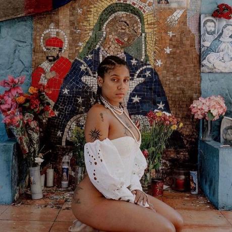 Reprenden a Tokischa por tomarse fotos de manera provocativa delante de la Virgen en Jarabacoa