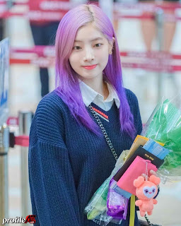 Cool Photos of Twice Dahyun with blue hairstyle