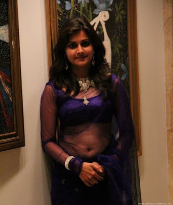 Manumika hot saree navel show