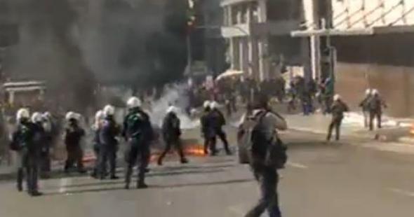 Πόλεμος στο κέντρο της Αθήνας: Άγριες μάχες αντιεξουσιαστών - αστυνομικών με μολότοφ και δακρυγόνα!