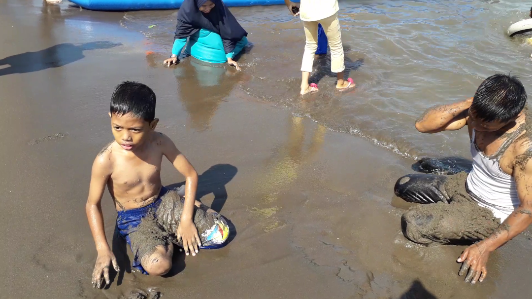 Asyiknya Mandi Pasir di Pantai Tanjung Bayang Makassar 