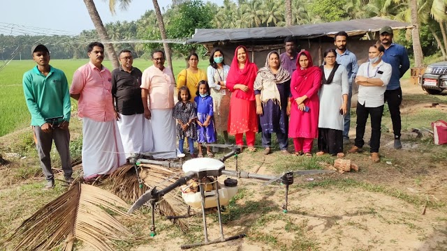 പഴഞ്ചിറ പാടശേഖരത്തിൽ ഡ്രോൺ ഉപയോഗിച്ച് സൂക്ഷ്മ മൂലകങ്ങൾ തളിക്കുന്നത് പ്രദർശനം നടത്തി 