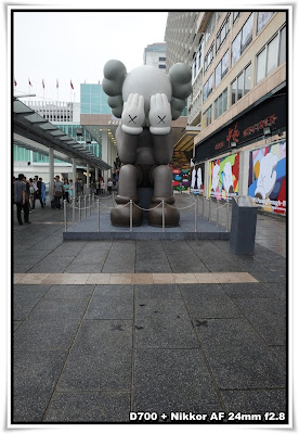 「KAWS：PASSING THROUGH．跨展覽」