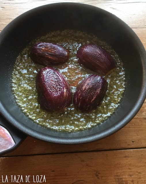 Berenjenas-cocinándose-en-sartén-en-agua