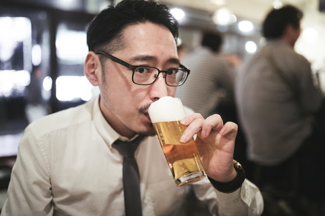 ビールを飲む男性