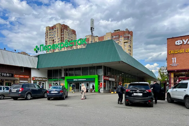 Петрозаводская улица, супермаркет «Перекрёсток»