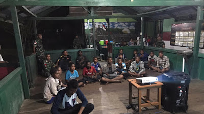 Memotivasi, Satgas Pamtas Yonif 312/KH Ajak  Anak-Anak Perbatasan Nonton Bareng Film Denias