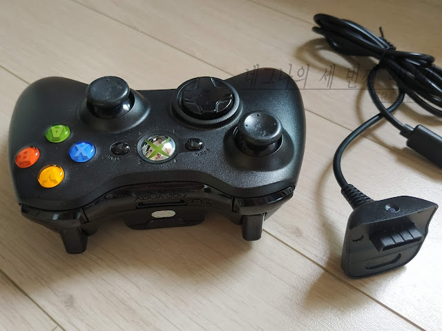 엑스박스 360 무선 컨트롤러(Xbox 360 wireless controller). 충전케이블