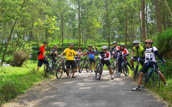 Rombongan berkumpul; sebagian pulang, dan sebagian lagi baru mau naik ke Klangon