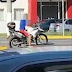 INUSITADO: Ao tentar furtar moto, jovem se assusta com sirene do veículo e se rende