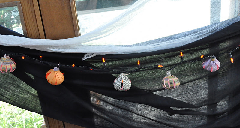 Here's how to make some paper pumpkin lanterns just in time for Halloween