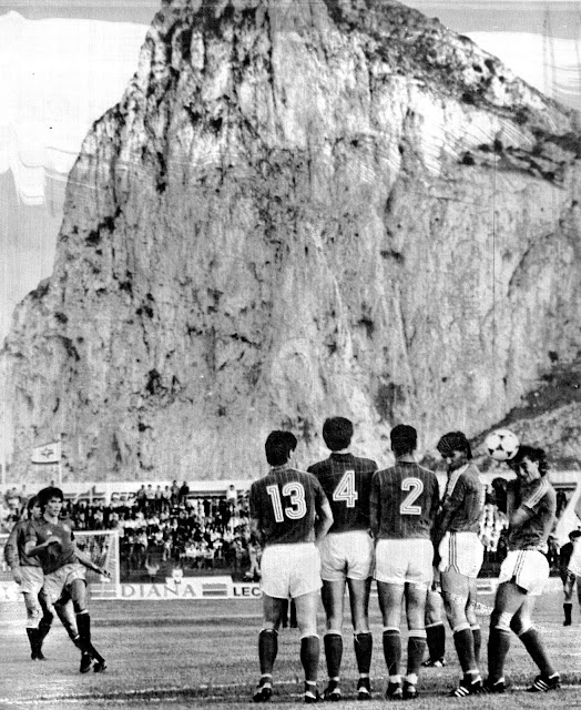 Carrasco saca una falta con el Peñón de Gibraltar al fondo. SELECCIÓN DE ESPAÑA 0 SELECCIÓN DE YUGOSLAVIA 1 Jueves 07/06/1984, 21:00 horas. La Línea de la Concepción, Cádiz, España, estadio José Antonio Primo de Rivera: 20.000 espectadores. GOLES: 0-1: 1’, Safet Susic