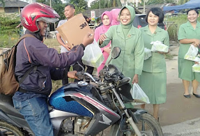 Semangat Berbagi, TNI-Polri Bagikan Takjil di Penghujung Ramadan