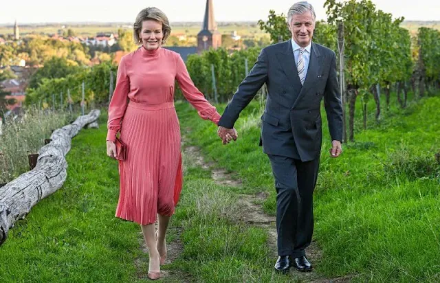 Queen Mathilde wore a Josie wine red bespoke midi dress by Natan. The state chancellery by Prime Minister Malu Dreyer
