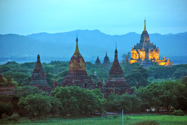 Templos de Bagan al anochecer