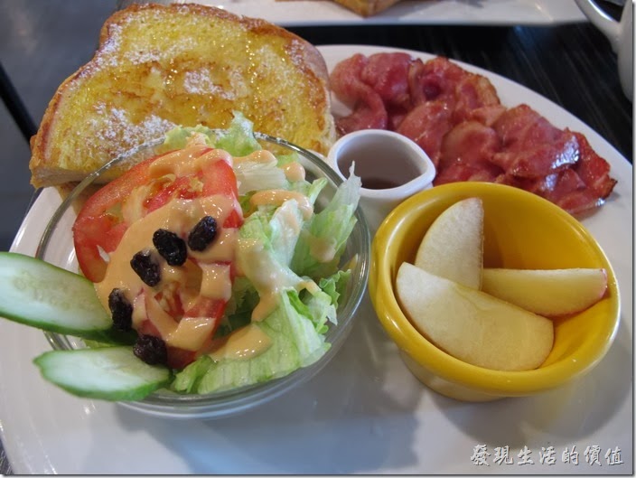 台南成功店-鯊魚咬土司。英式組合早餐，NT$120。沙拉還不次錯，但培根就整個給它遜掉，因為端出來的時候培根就已經冷掉了，厚片土司軟綿綿地並不難吃，其實我會建議既然有兩片土司，何不在上面的醬料做些不同的變化，可以有更豐富的味蕾感受。