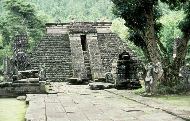 Kerajaan Majapahit yaitu sebuah kerajaan besar yang tumbuh dan berkembang di Nusantara pa 9 Candi Peninggalan Kerajaan Majapahit, Gambar, dan Isinya