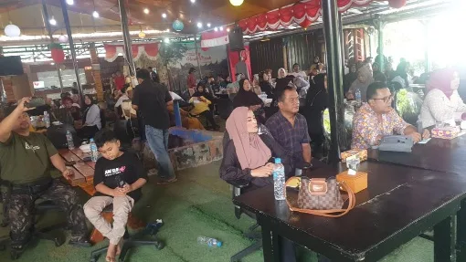 Kemeriahan Festival Solo Song di Taman Pucuak Merah dan Cafe, Saat Azan Berkumandang, Peserta Salat Berjamaah, Diimami Wahyu Iramana Putra