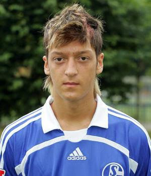 Mesut özil küçüklüğü