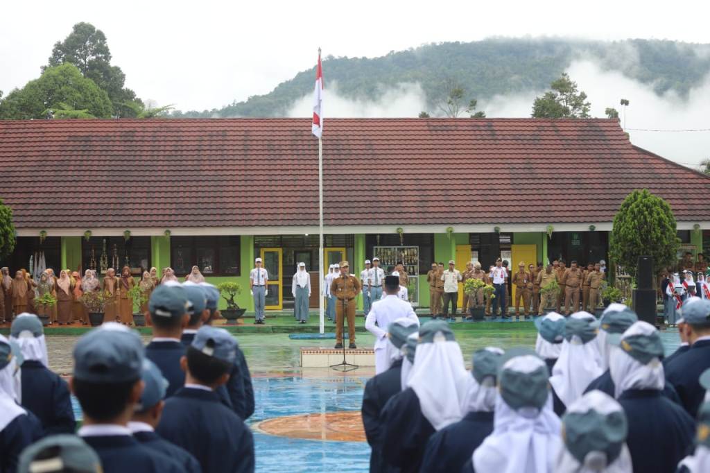 Jadi Pembina Upacara di SMAN 1 Liwa, Parosil Mabsus Paparkan Program Beasiswa Kedokteran Gigi