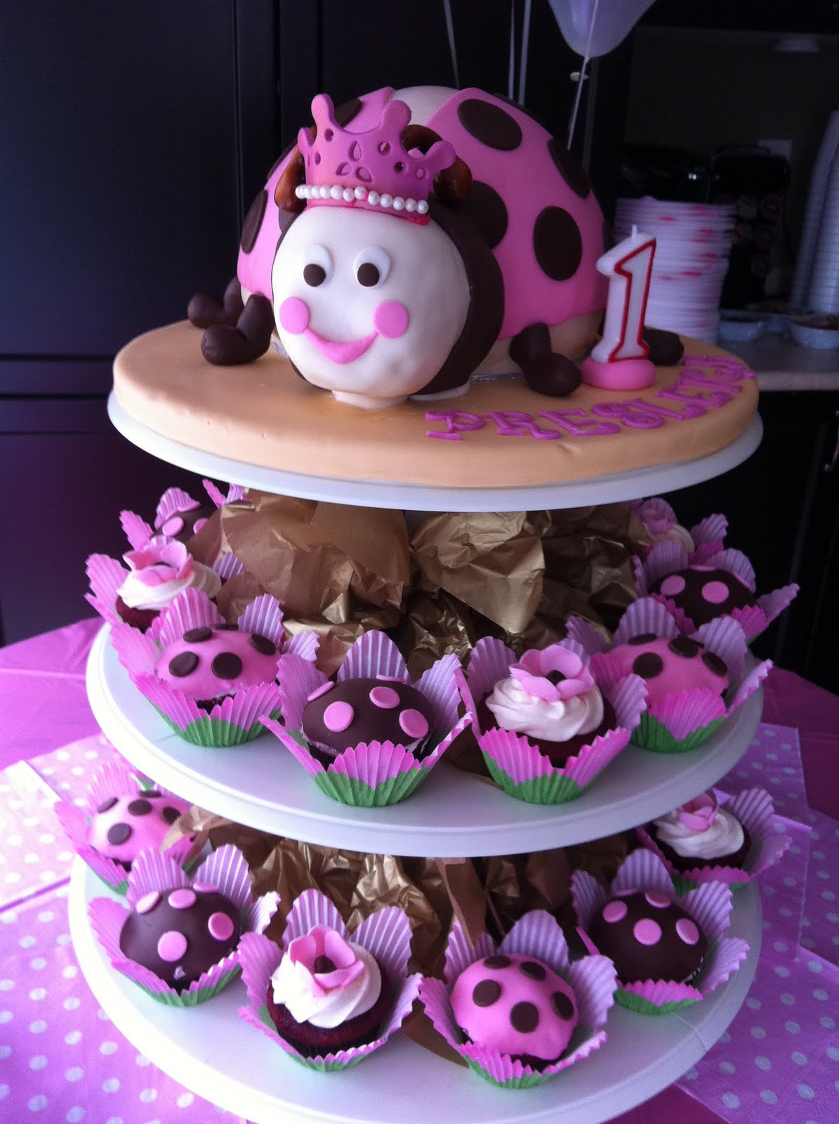 Jocelyn's Wedding Cakes and More....: Ladybug Cupcakes/Ladybug Brown