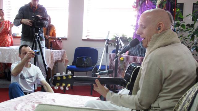 Sankarshan Das Leading Kirtan with a Guitar, Kaliningrad, Russia