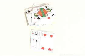 na zdjęciu kupka odrzuconych kart i cztery karty, które pozostały w ręce gracza przegranego
