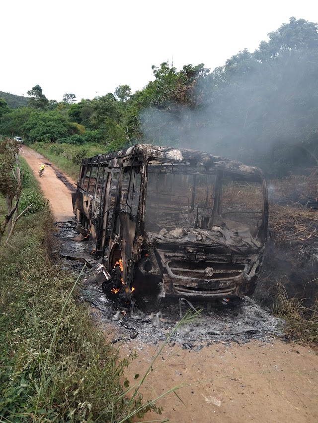 Utinga: Ônibus Escolar pega fogo na estrada da localidade de Lajinha