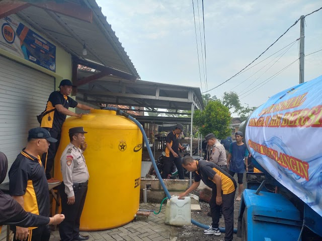 Polsek Tanggulangin Berikan Bantuan Air Bersih di Desa Terdampak Banjir