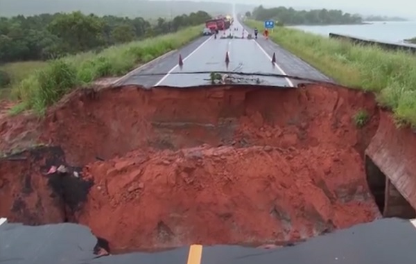 Motoristas reclamam de cratera gigante aberta há mais de um mês em rodovia baiana