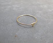 Bague fine trois petits points arrow