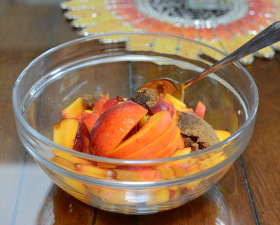 Simple Sliced Peaches ♥ KitchenParade.com, just four ingredients.