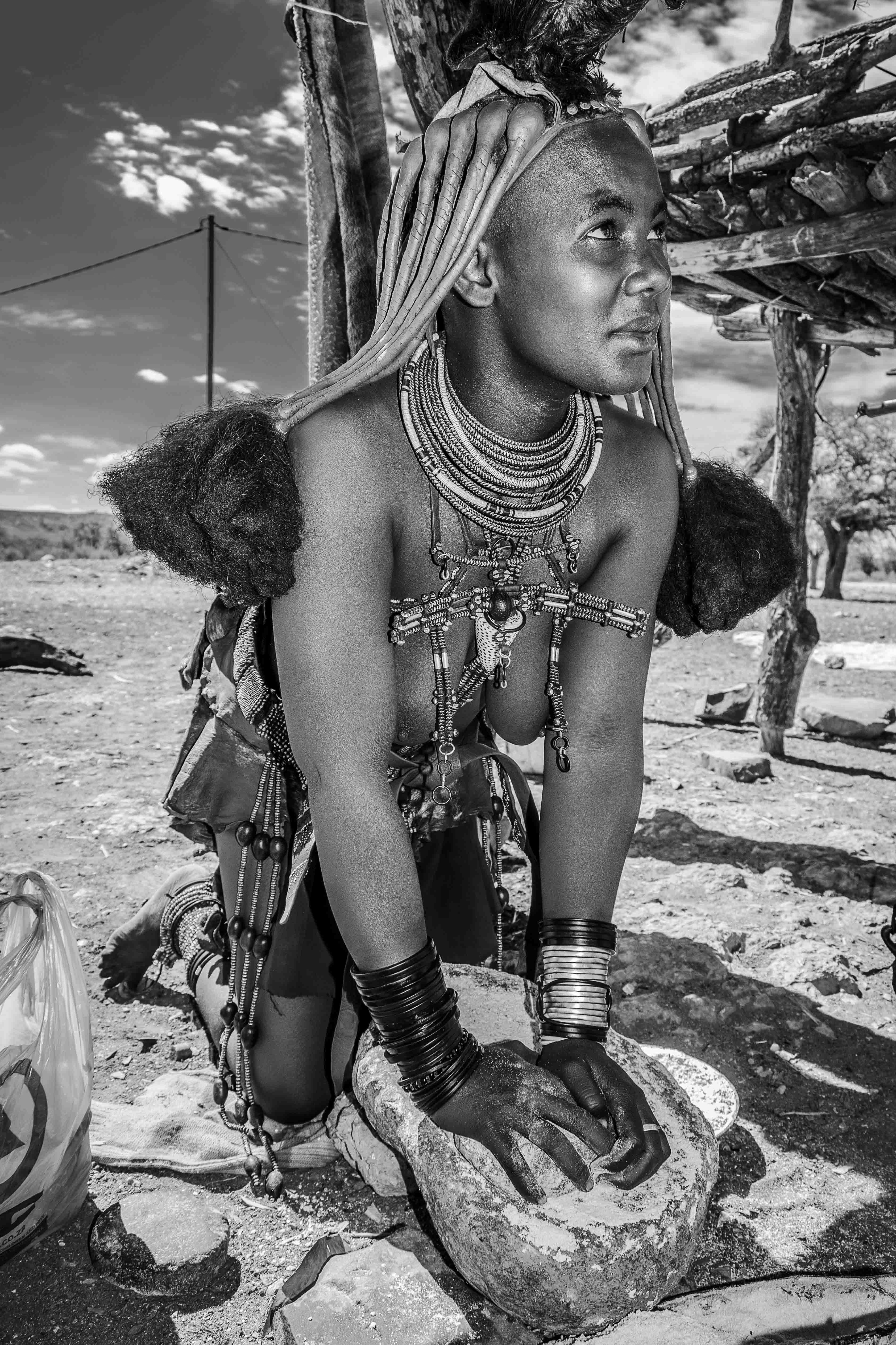 Una noia himba fent pa (Namíbia)