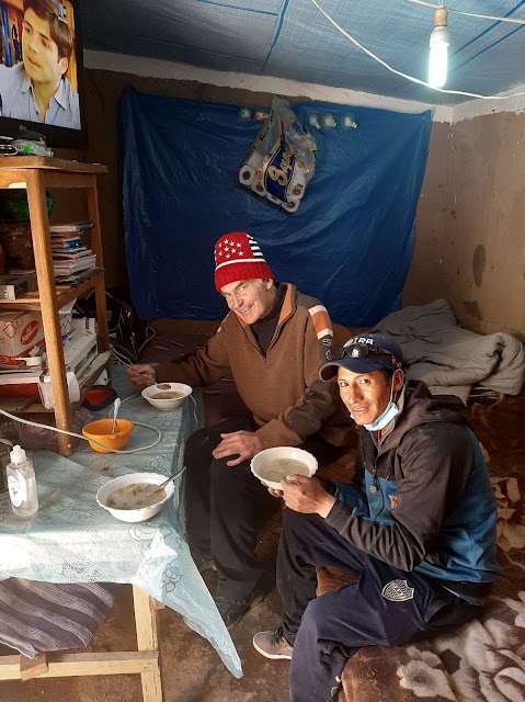 Foto: Wir essen gemeinsam mit den Leuten