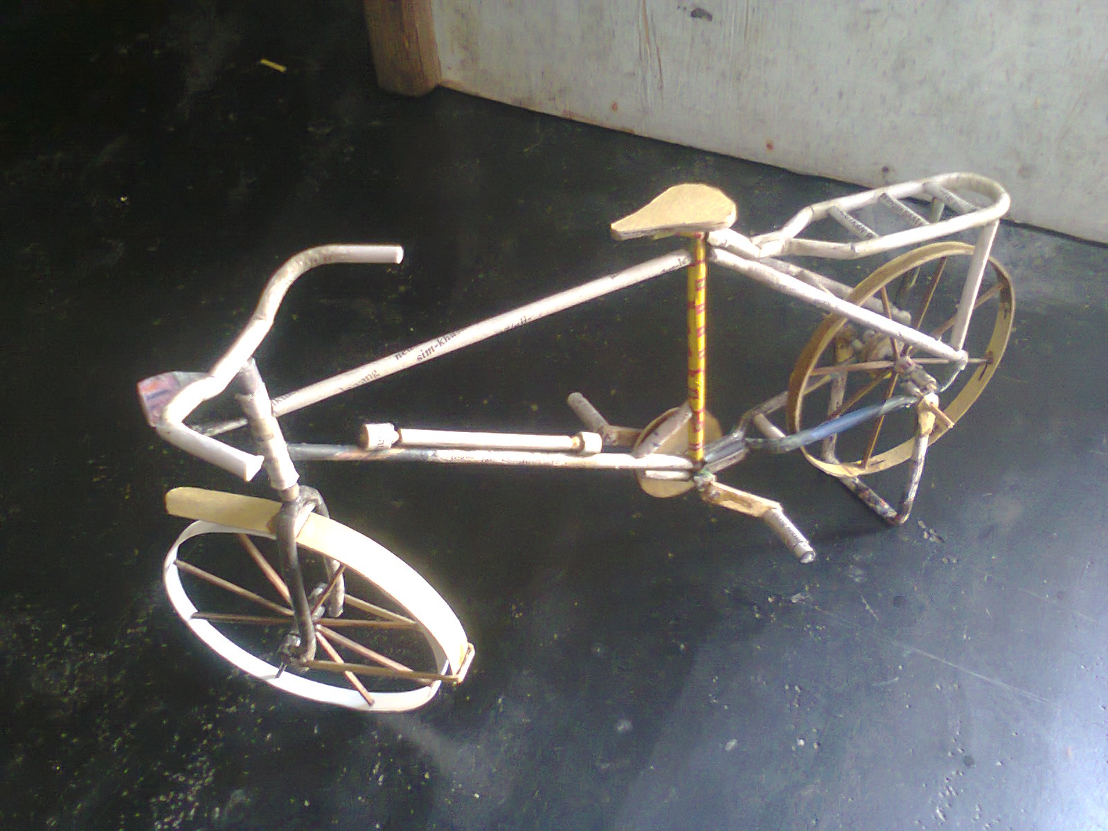 yucio s blog Kreasi Miniatur Becak dan Sepeda  dari  Koran  