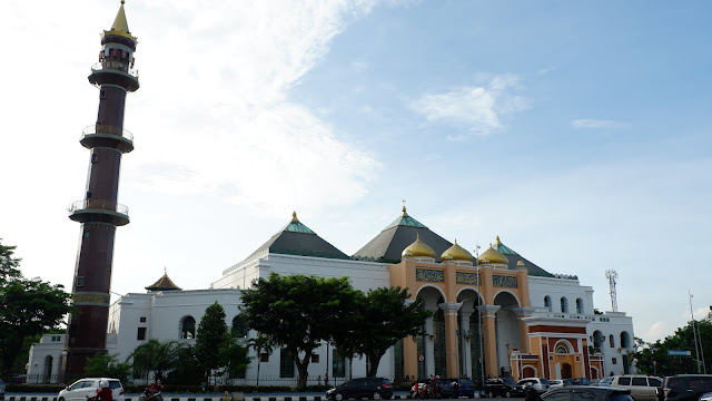 pintu masuk masjid agung palembang