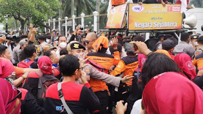 PANAS! Demo Buruh di Depan Gedung DPR Ricuh, Massa Aksi Tidak Terima Polisi Pasang Pagar Berduri